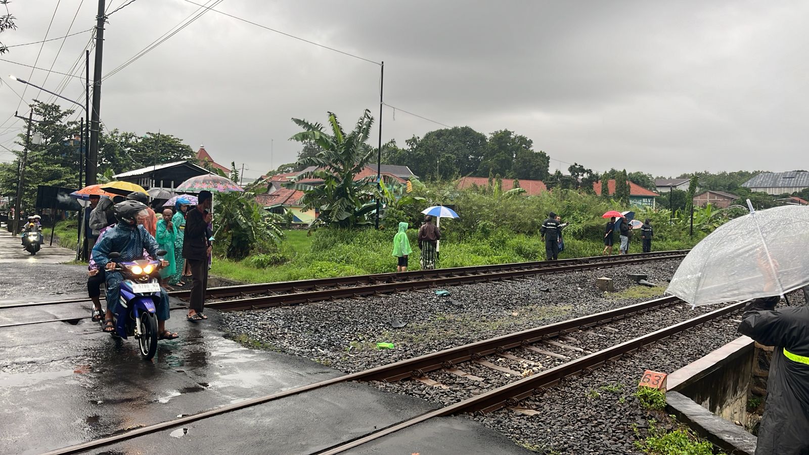 Motor yang dikendarai korban hancur setelah tersambar kereta Kertajaya 219, Kamis (30/1/2025).