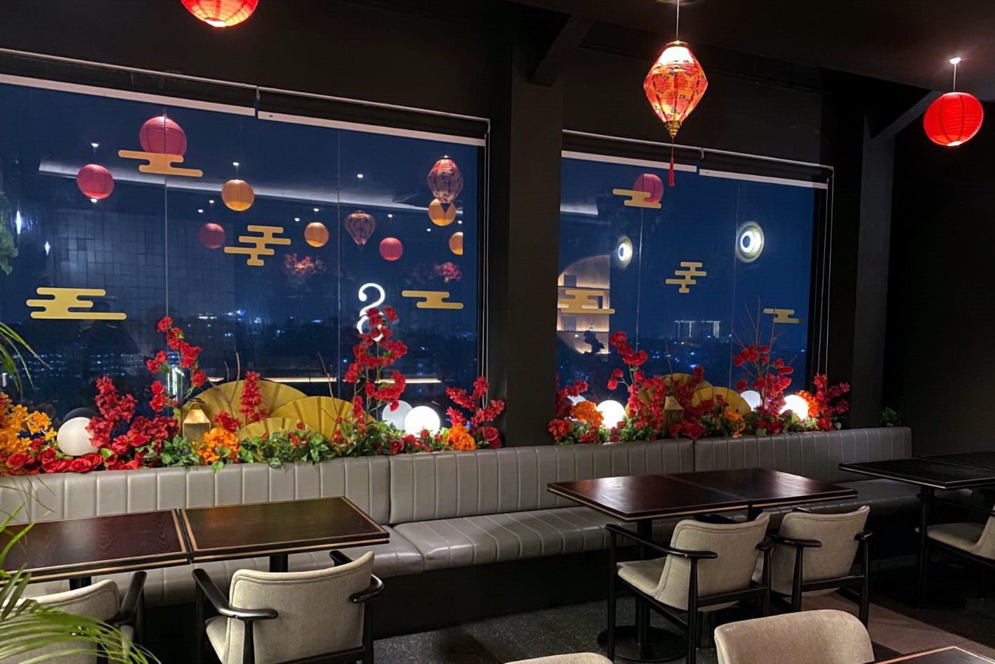 MOMEN ISTIMEWA-Menikmati momen tahun baru Imlek 2576 terasa istimewa dengan suasana nyaman dan hidangan menarik Seseduh Resto & Lounge Semarang.