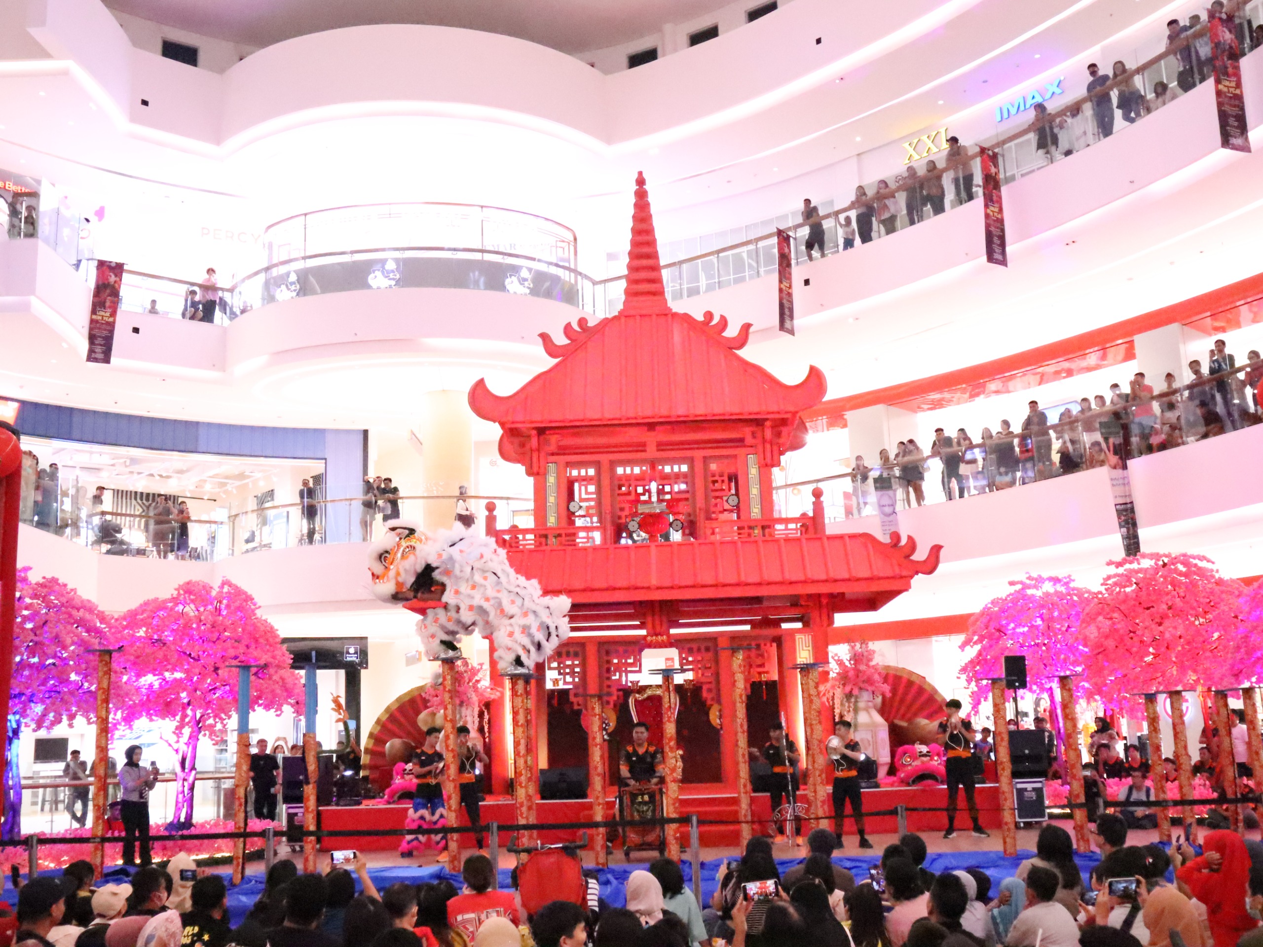 MENGHIBUR: Pertunjukan barongsai saat beraksi di atas tiang setinggi 2 meter di atrium utama mall The Park Semarang beberapa waktu yang lalu