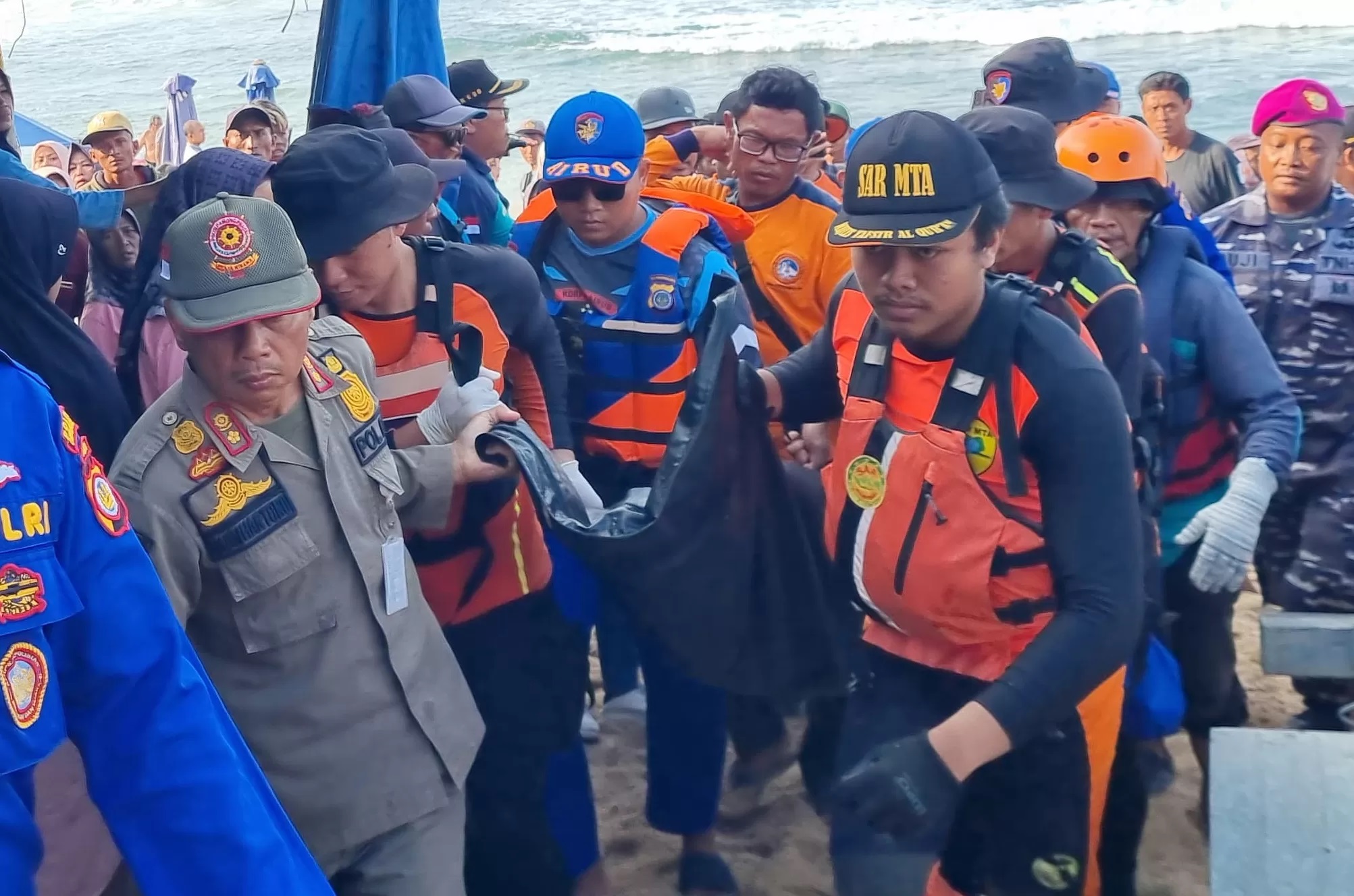 Tim SAR Gunung Kidul mengevakuasi jenazah korban terakhir Pantai Drini, Rabu (29/1)