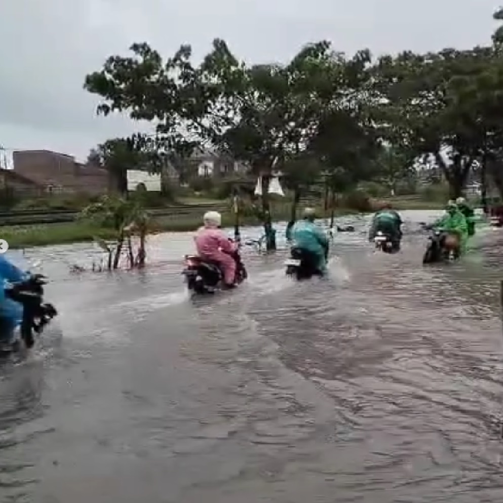 Banjir menggenangi wilayah Muktiharjo Lor tepatnya di Jalan Ngablak Indah, Kamis (30/1/2025)