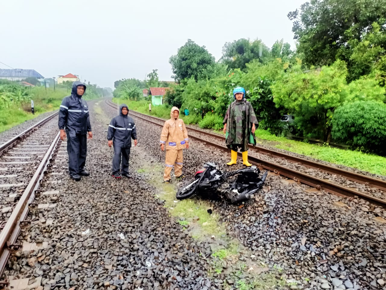 KA Kertajaya Tertemper Sepeda Motor di Petak Jalan Stasiun Mangkang - Kaliwungu