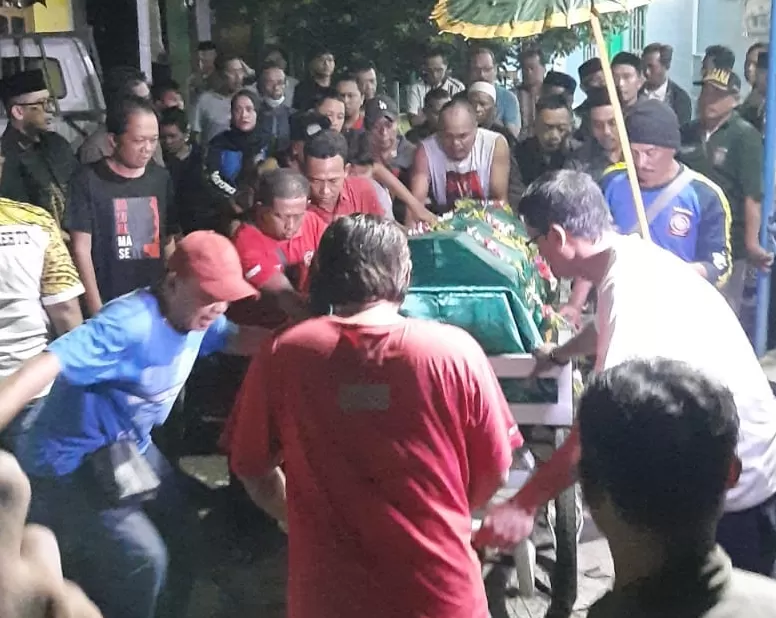 Jenazah Alfian Aditya Pratama, salah satu siswa SMPN 7 Mojokerto yang menjadi korban tenggelam di Pantai Drini, DIY, dilepas untuk dimakamkan, Selasa (28/1) malam.