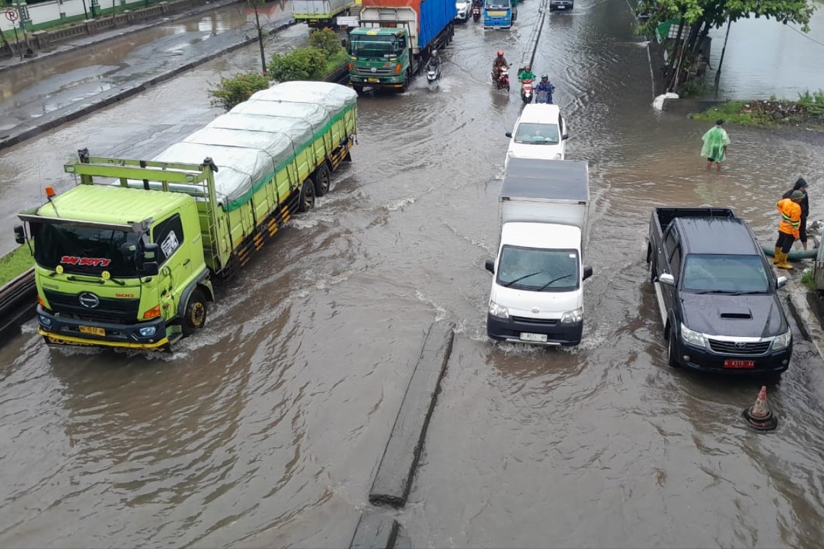 &nbsp;Jalan Kaligawe Raya kembali tergenang pasca hujan deras, Kamis (30/1) .NUR CHAMIM/JAWA POS RADAR SEMARANG&nbsp;