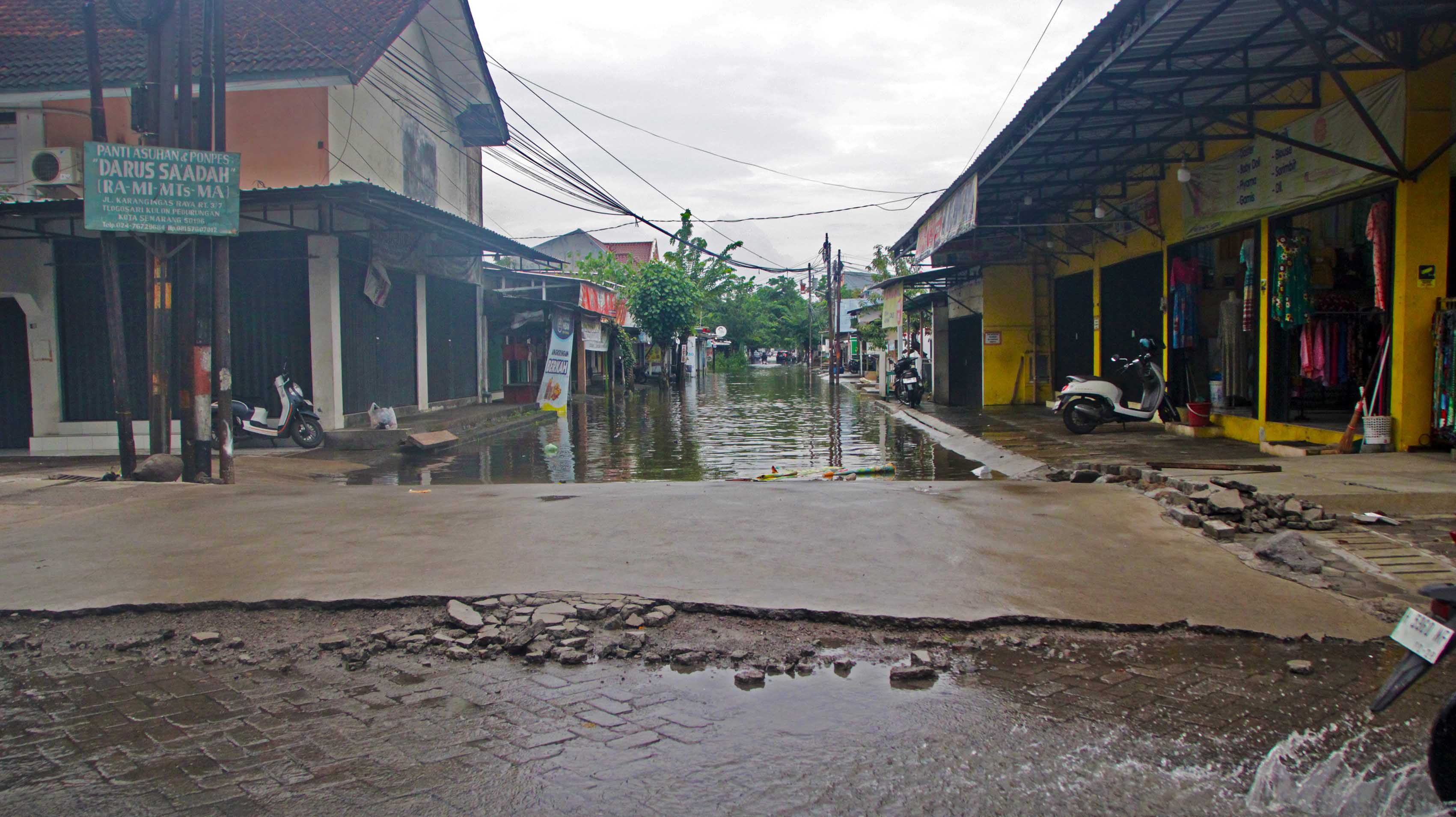 Kondisi Jalan Truntum Raya terendam banjir 5-  10 cm.