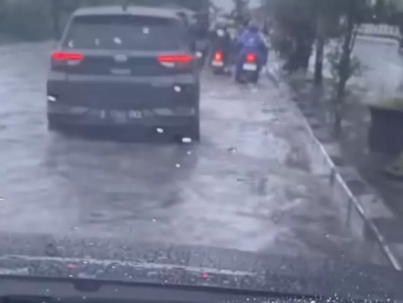 Banjir masih menggenangi jalan Klaigawe, Semarang, Jumat (31/1/2025)
