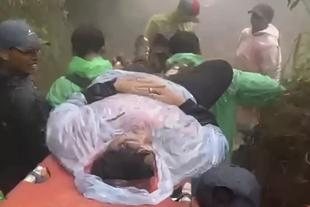 Evakuasi pendaki R asal Jakarta yang memiliki bobot 100 kg terkilir di engkel kakinya.