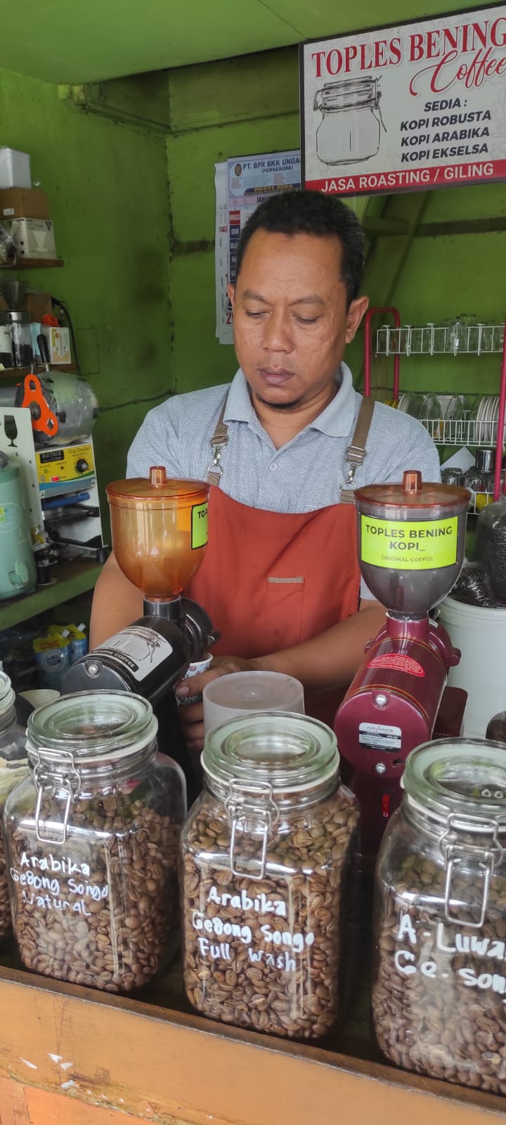 Ada lebih dari 20 jenis kopi nusantara di Kedai Kopi Toples Bening.