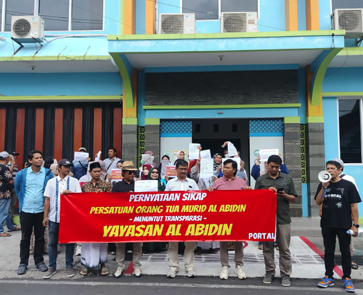 Ribuan Wali Murid Demo Yayasan Al Abidin Tuntut Transparansi Dana Ke Yayasan Duitnya Lari Kemana?