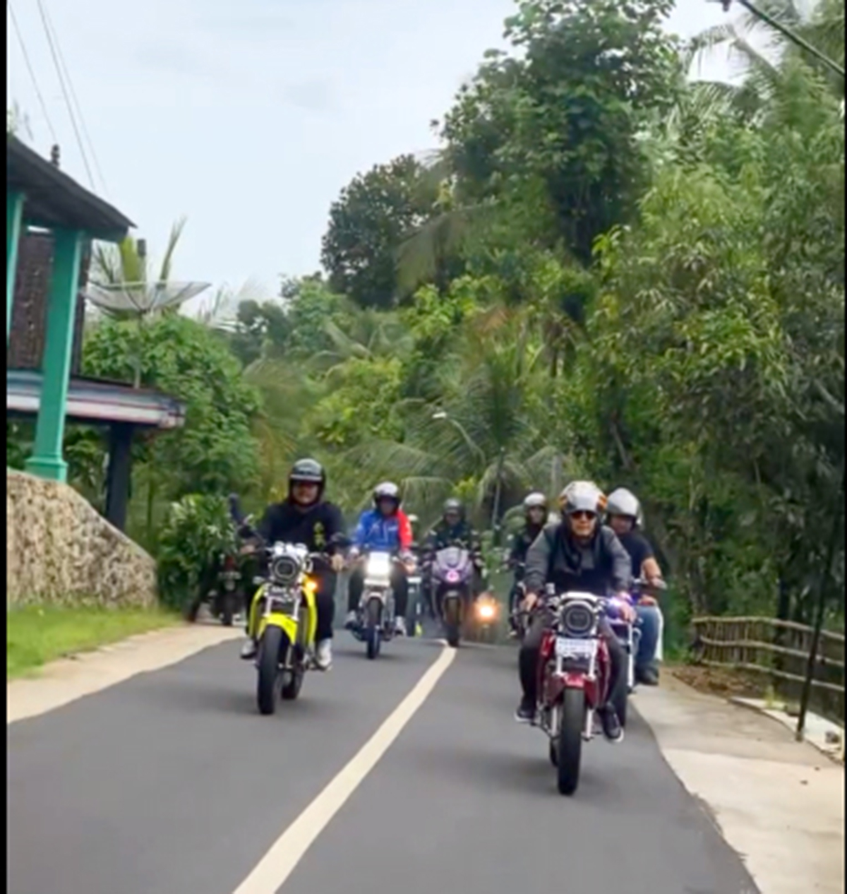 Tak Hanya Pandai Berdakwah, Gus Iqdam Ternyata Juga Hobi Touring dan Jelajah Wilayah