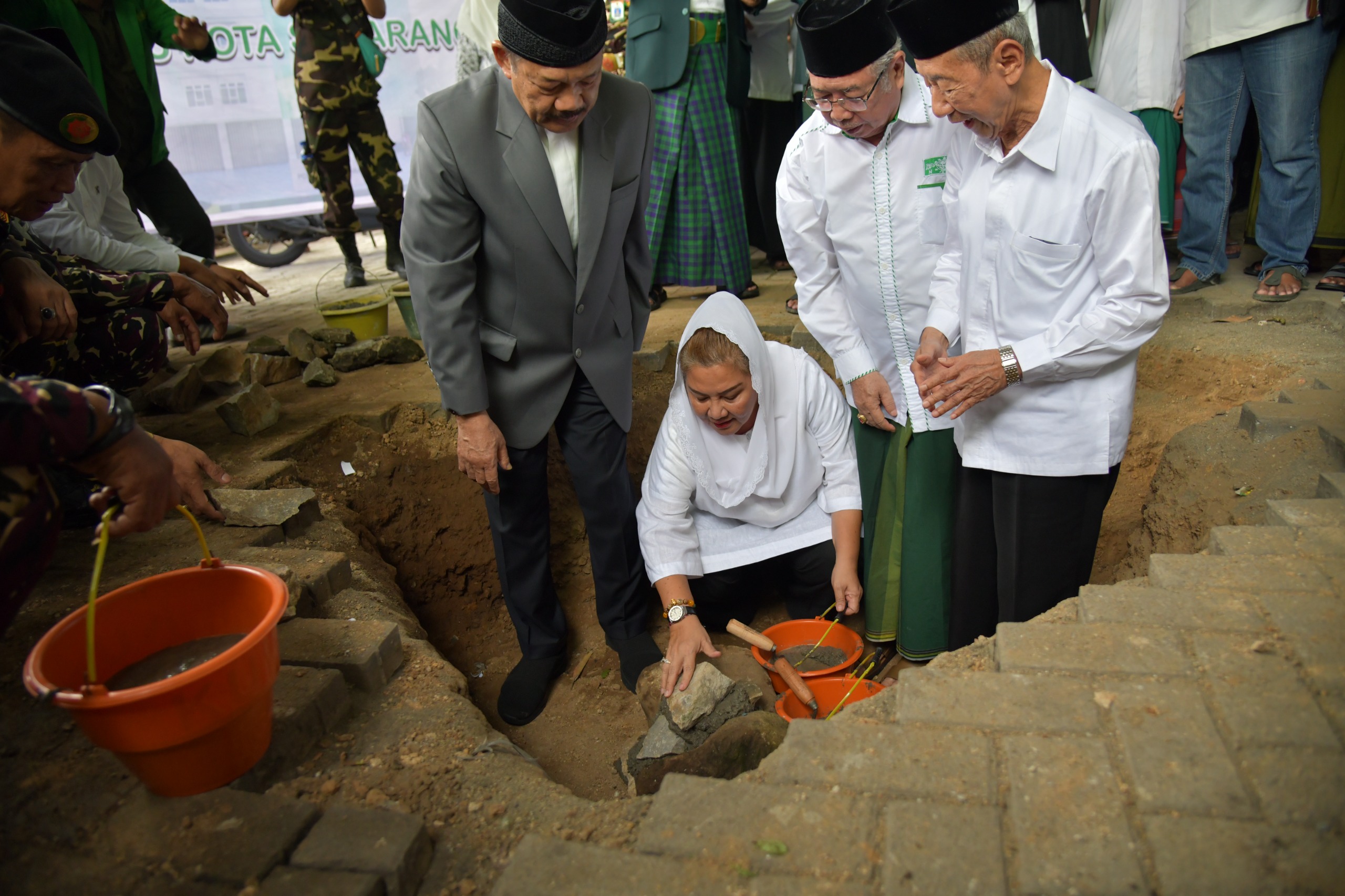 Wali kota Semarang, Hevearita Gunaryanti Rahayu melaksanakan peletakan batu pertama untuk pembangunan Gedung NU yang baru.