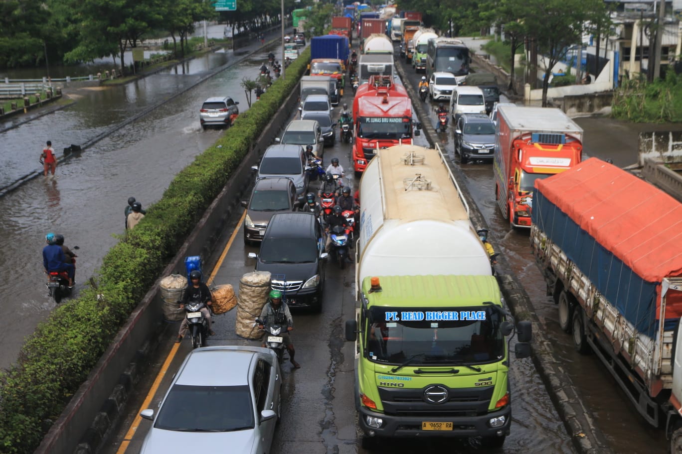Kondisi lalu lintas yang padat merayap di Jalan Kaligawe Raya (depan RSI Sultan Agung) saat banjir menggenang, Senin (3/2). NUR CHAMIM/JAWA POS RADAR SEMARANG