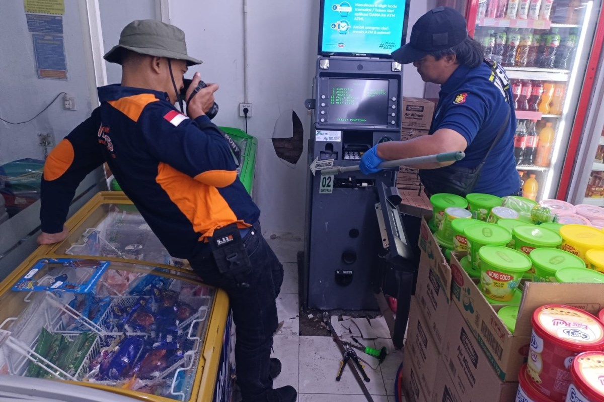 Anggota Inafis Polrestabes Semarang melakukan olah TKP di dalam Indomaret