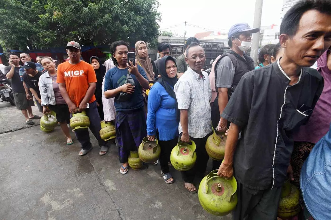 Warga antri membeli gas elpiji 3 kg pada sebuah agen gas di kawasan Ceger, Tangerang selatan, Banten, Senin (03/02/2025).