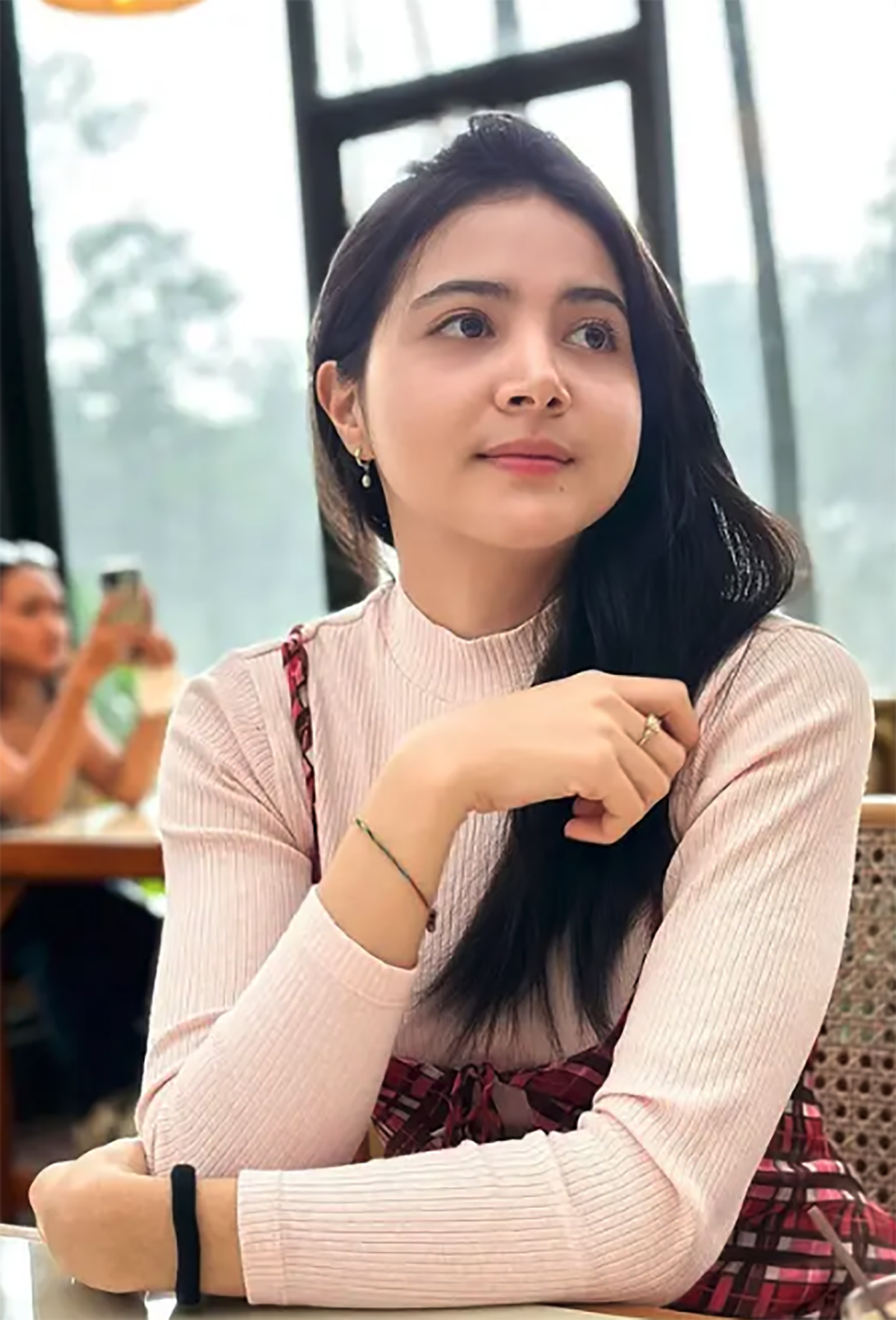 Sosok Biografi Bulan Sutena Penyanyi Asal Bali yang Berwajah Bule Londo