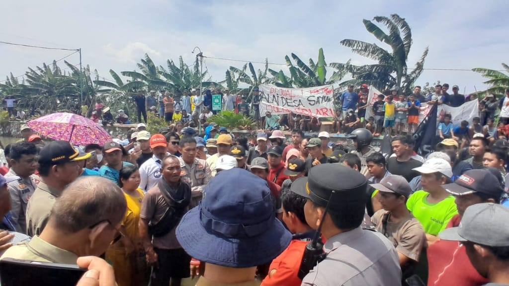 Warga Desa Sayung demo di halaman balai desa kemarin. (Wahibpribadi)