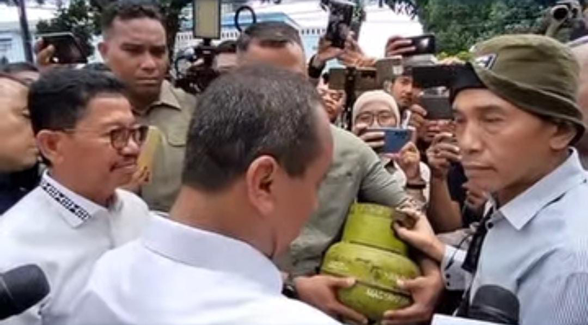 Menteri ESDM Bahlil Lahadalia Diprotes Warga saat Turun ke Pangkalan LPG 3 Kg