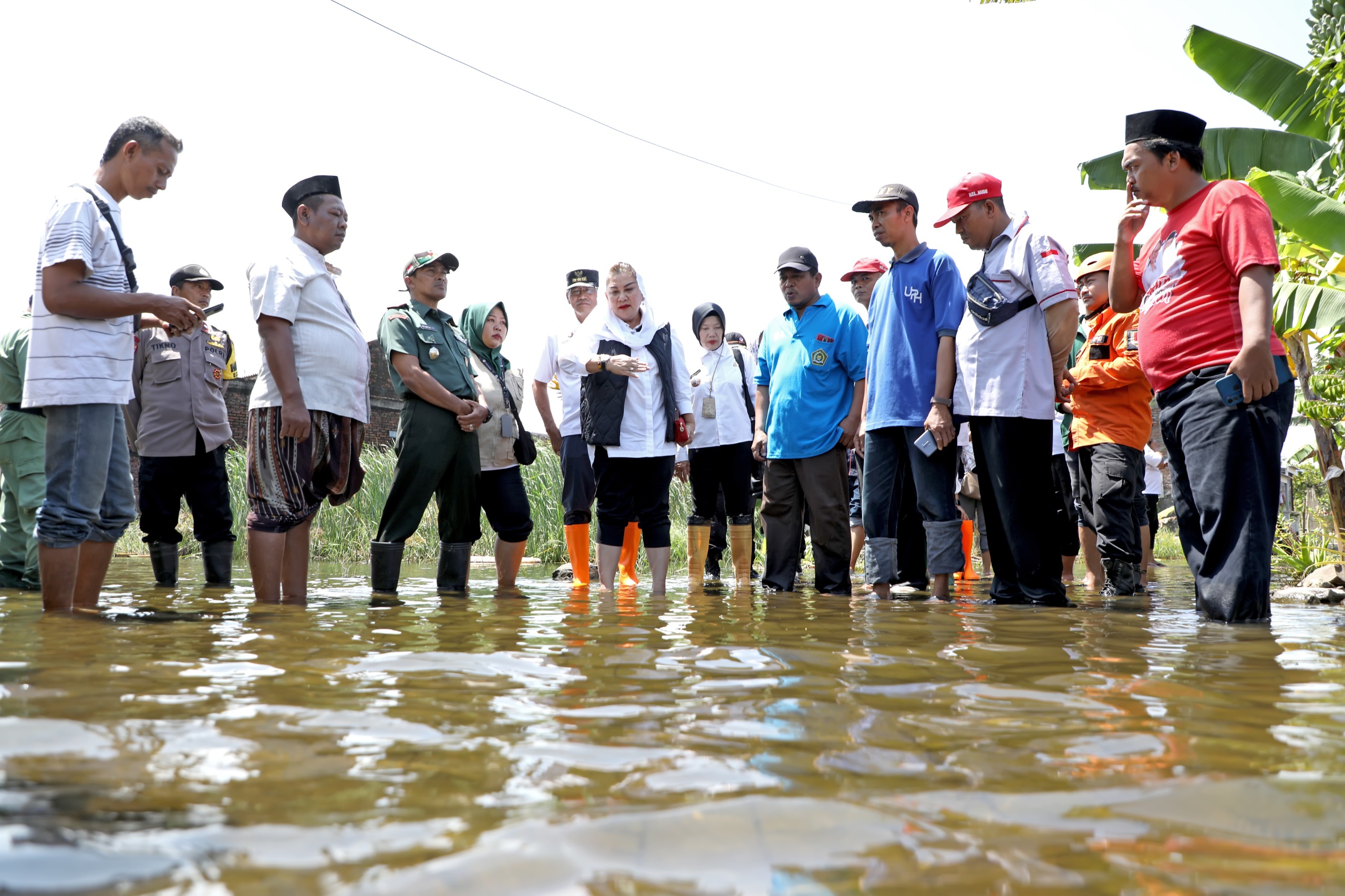 Wali Kota Semarang, Hevearita Gunaryanti Rahayu yang akrab di sapa Mbak Ita turun langsung ke lokasi untuk meninjau kondisi terkini serta memastikan langkah-langkah cerdas strategis yang akan diambil.