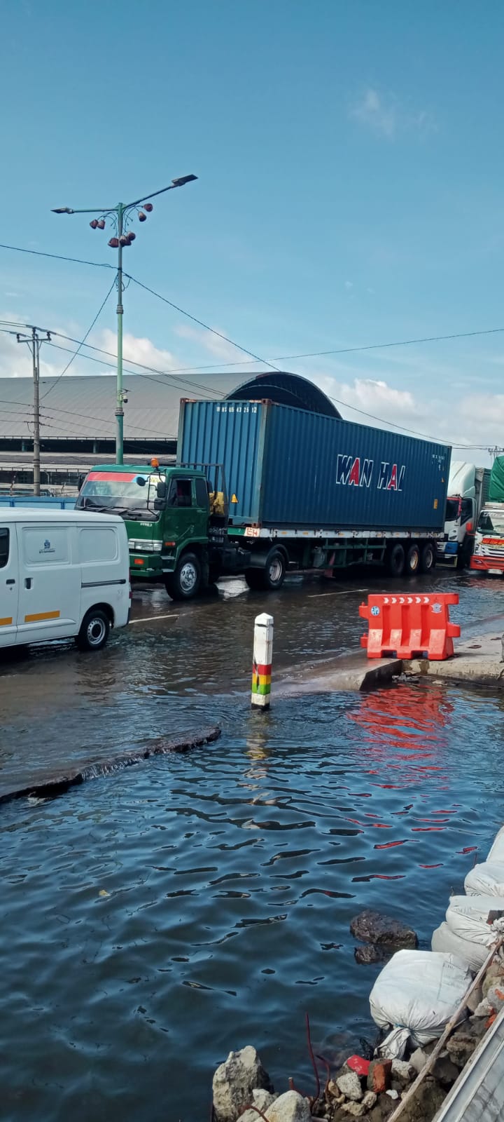Imbas masih tergenangnya jalur pantura Sayung,Demak, arus lalu lintas tersendat panjang mulai jembatan Sayung hingga pertigaan Bangetayu,Genuk, Rabu siang (5/2/25). (Sulistiono)