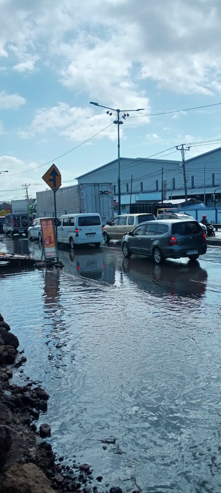 Meski banjir di ruas jalan pantura Sayung,Demak,sudah mulai surut,namun masih ada titik genangan diruas jalan Raya Sayung. (Sulistiono)