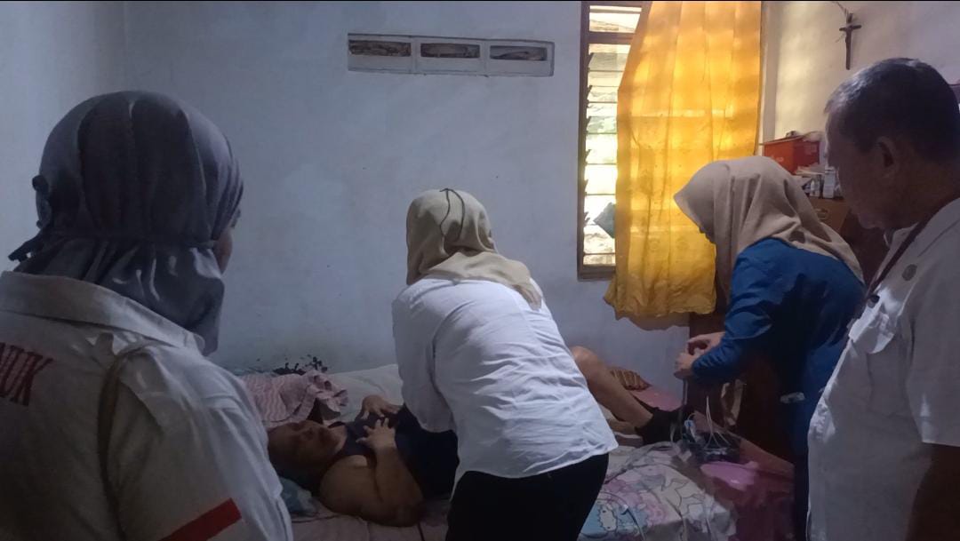 Pengobatan masyarakat yang berdampak banjir di Padi Tengah Raya RT 2 RW 3, Kelurahan Gebangsari, Rabu (5/2). FIGUR RONGGO WASSALIM/JAWA POS RADAR SEMARANG  &nbsp;