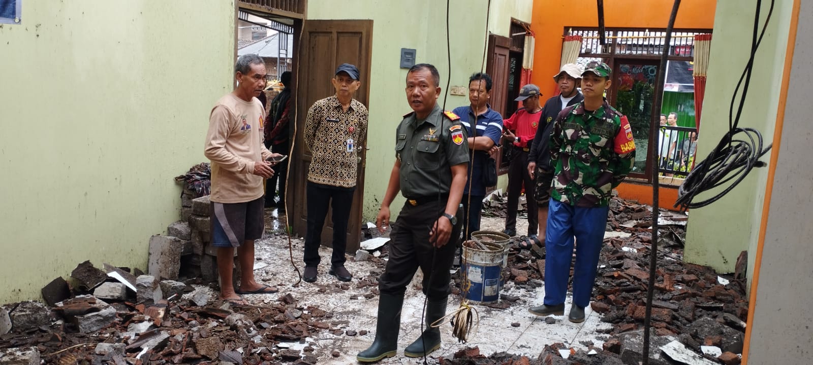 ROBOH: Rumah milik Rohmadi, warga Kaba Raya Nomor 89 RT 1, RW 13, Kelurahan Tandang, Kecamatan Tembalang roboh akibat Diterpa hujan deras disertai angin kencang.