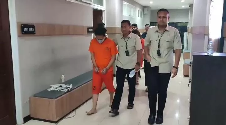 Tersangka Ichlas Budhi Pratama dan Viska Dhea Ramadhani saat digelandang penyidik Satreskrim Polres Gresik untuk ditahan di ruang tahanan Mapolres Gresik.