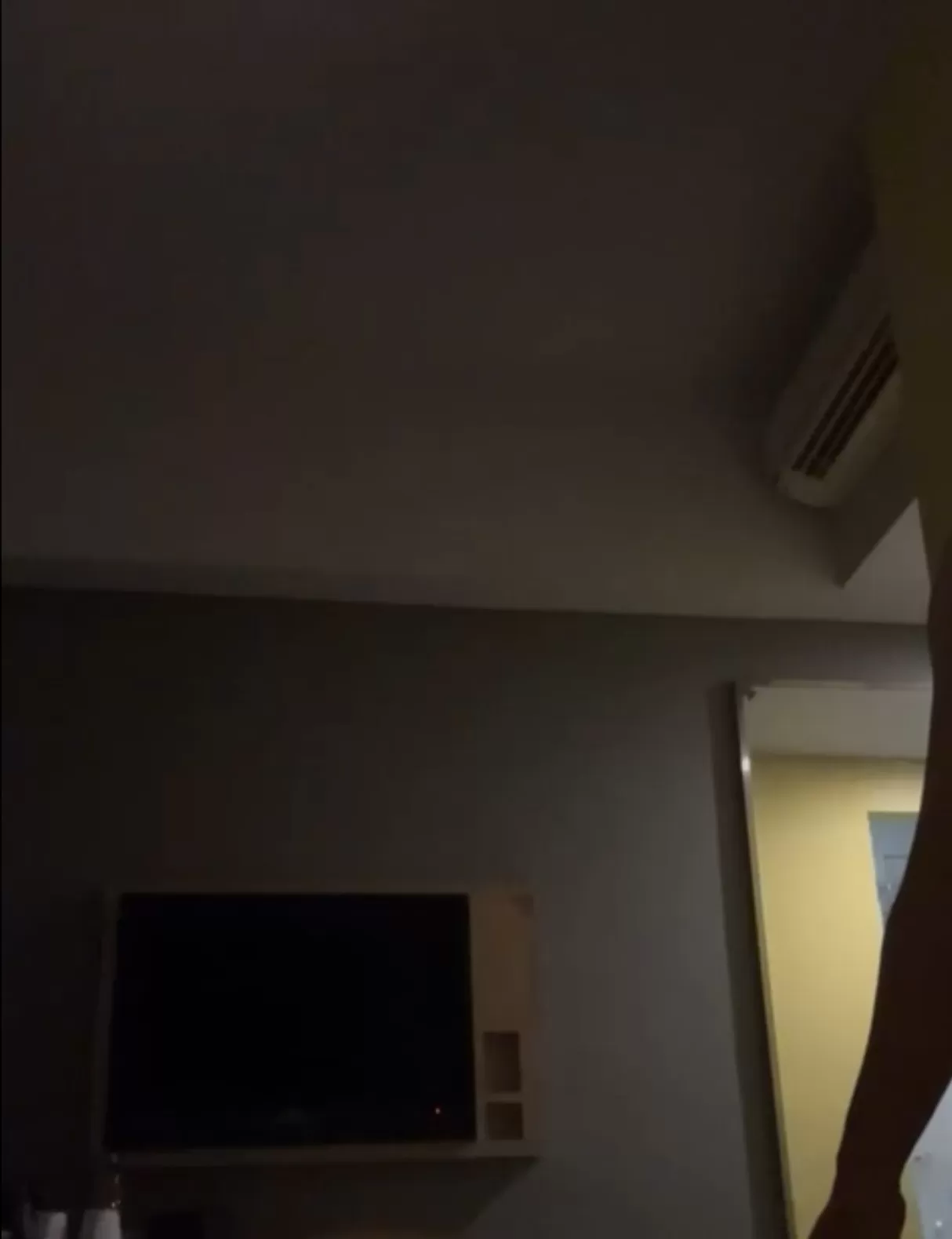 Video syur pegawai BUMN dan selebgram di sebuah hotel.