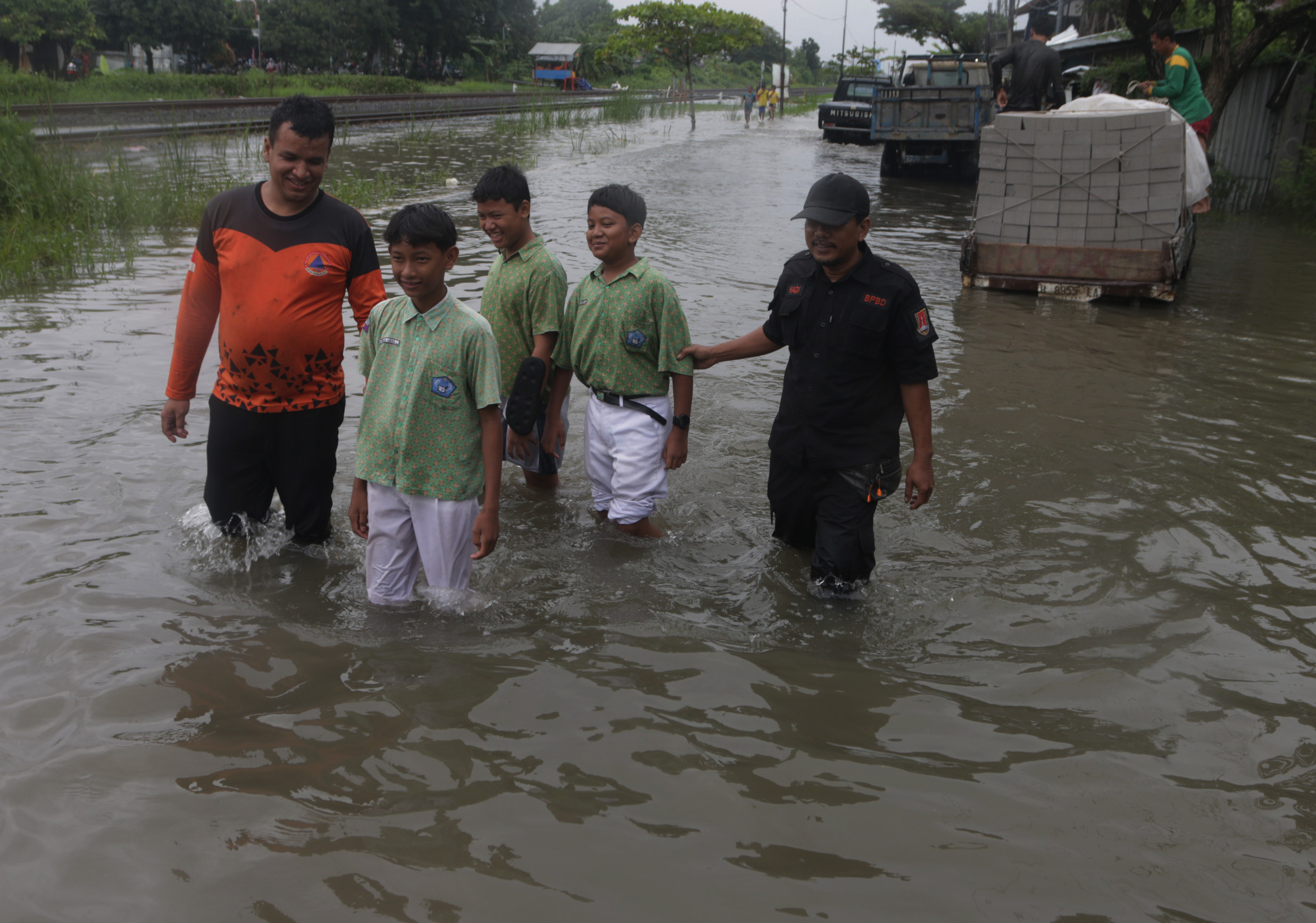 Siswa SD Muktiharjo Lor pulang sekolah di bantu petugas BPBD