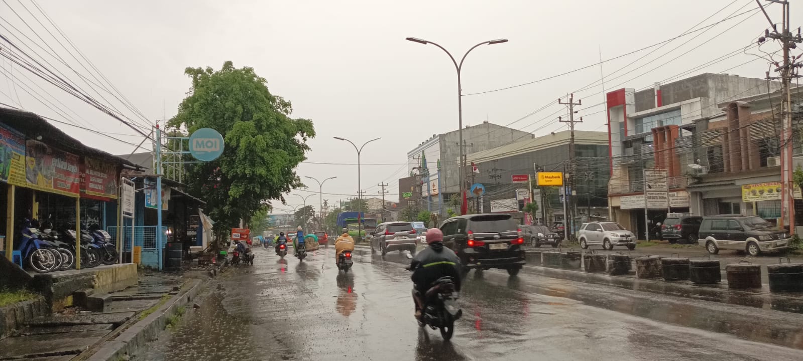 Cuaca hujan saat tahun baru imlek seringkali dikaitkan dengan berlimpahnya rejeki. Seperti saat hujan di kota Semarang, pada kamis (6/2/25) ini. (Sulistiono)