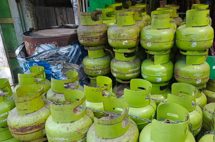 Kelangkaan gas LPG 3 kg memicu tanggapan luar biasa oleh warganet di platform media sosial X.