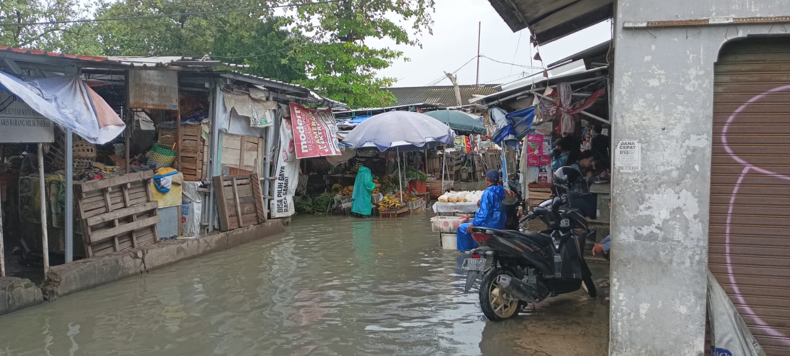 Meski banjir merendam sebagian area pasar Bangetayu, namun pedagang tetap berjualan,walau kondisi sepi pembeli. (Sulistiono)