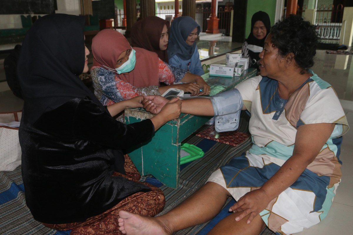 Pelayanan kesehatan untuk masyarakat terdampak banjir di Posko P3K tepatnya di serambi Masjid Darul Iman, Jalan Muktiharjo Raya, Kamis (6/2). NUR CHAMIM/JAWA POS RADAR SEMARANG&nbsp;