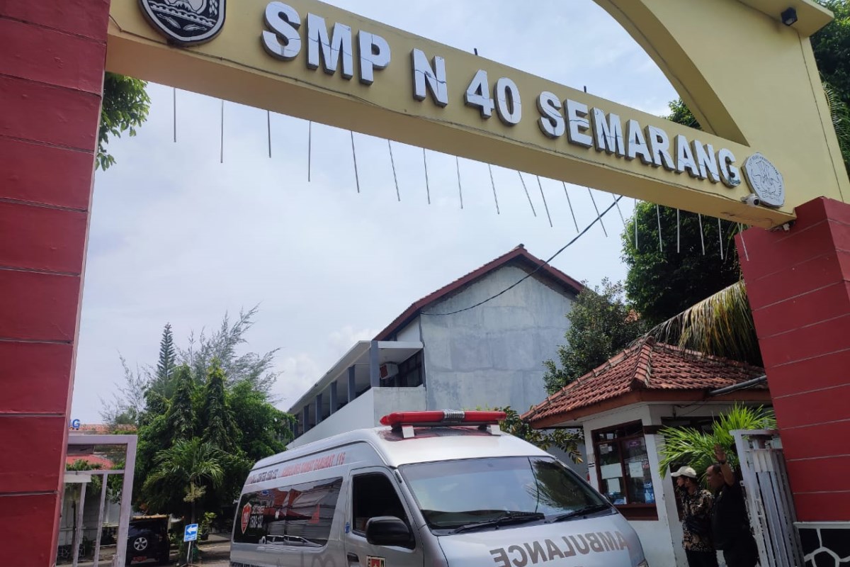 Ambulans yang membawa siswa SMPN 40 Semarang yang jatuh dari lantai 2 menuju RS Bhakti Wira Tamtama Semarang, Selasa (4/2/2025).&nbsp;IDA FADILAH/JAWA POS RADAR SEMARANG