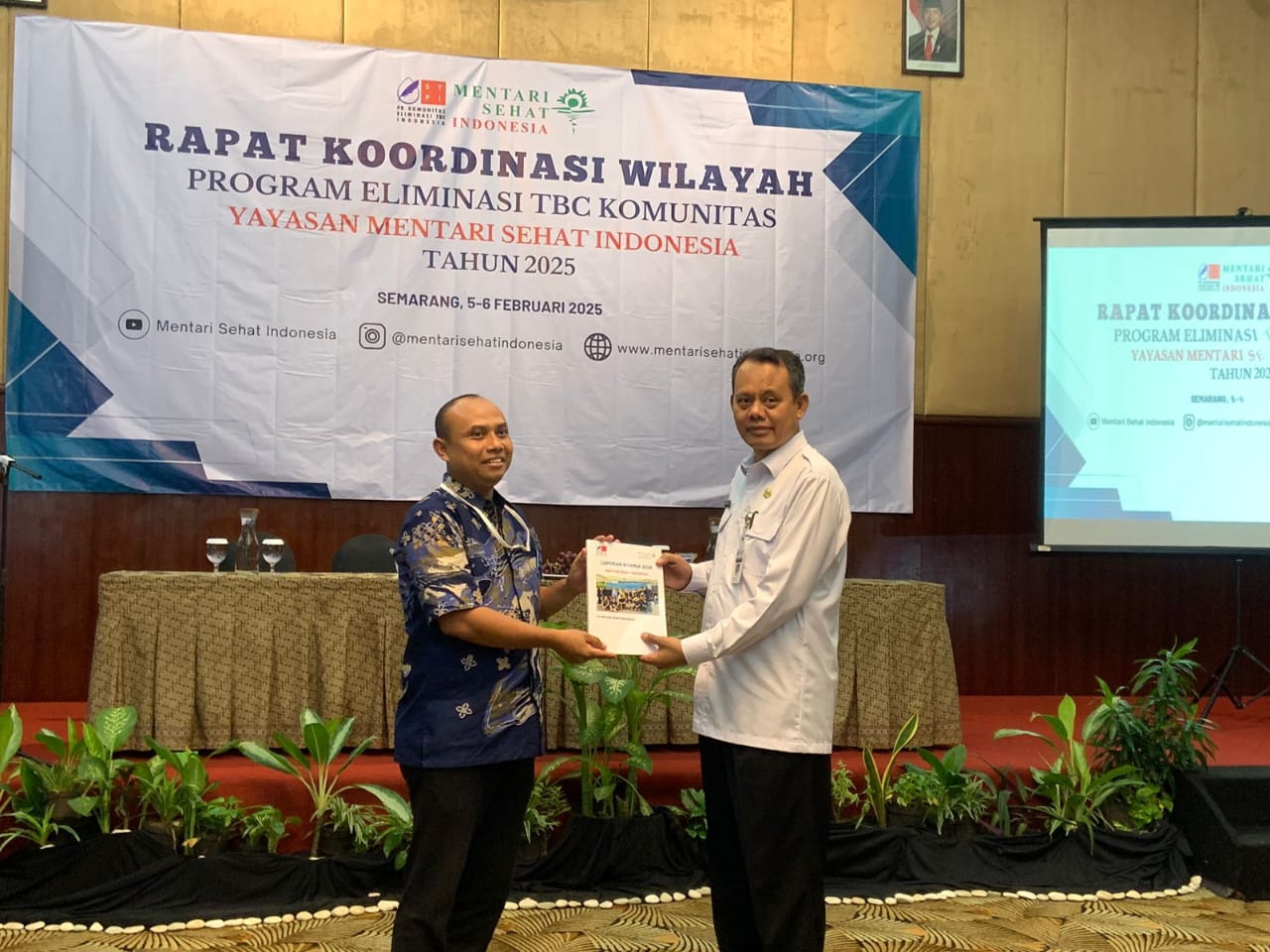 (kiri-kanan) Ketua Yayasan Mentari Sehat Indonesia Supriyanto menyerahkan laporan kegiatan penanganan TBC kepada Kepala Kesbangpol Jateng Haerudin.