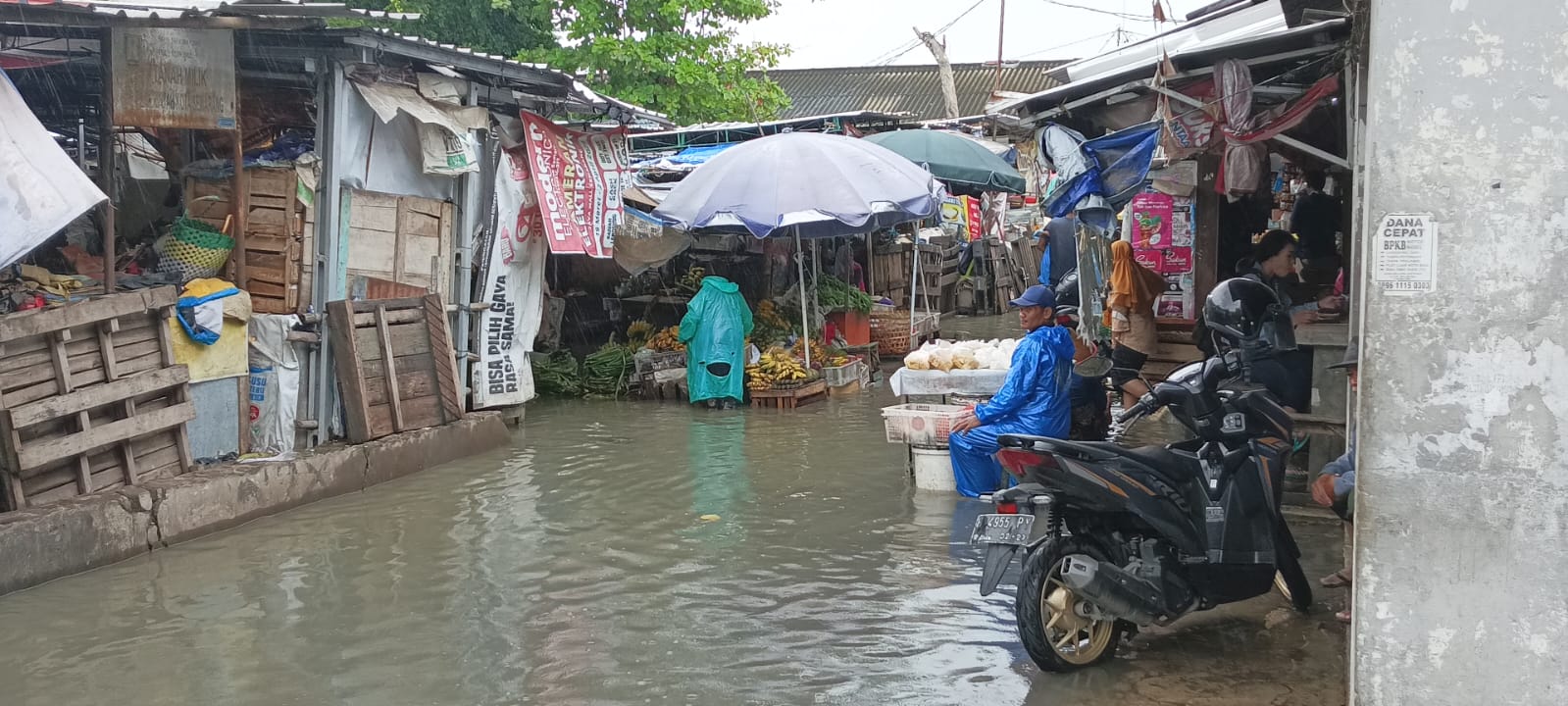 Berakvitas di tengah genangan air banjir seperti ini berpotensi menyebabkan sejumlah penyakit, seperti penyakit kulit dan lesptospirosis. (Sulistiono)