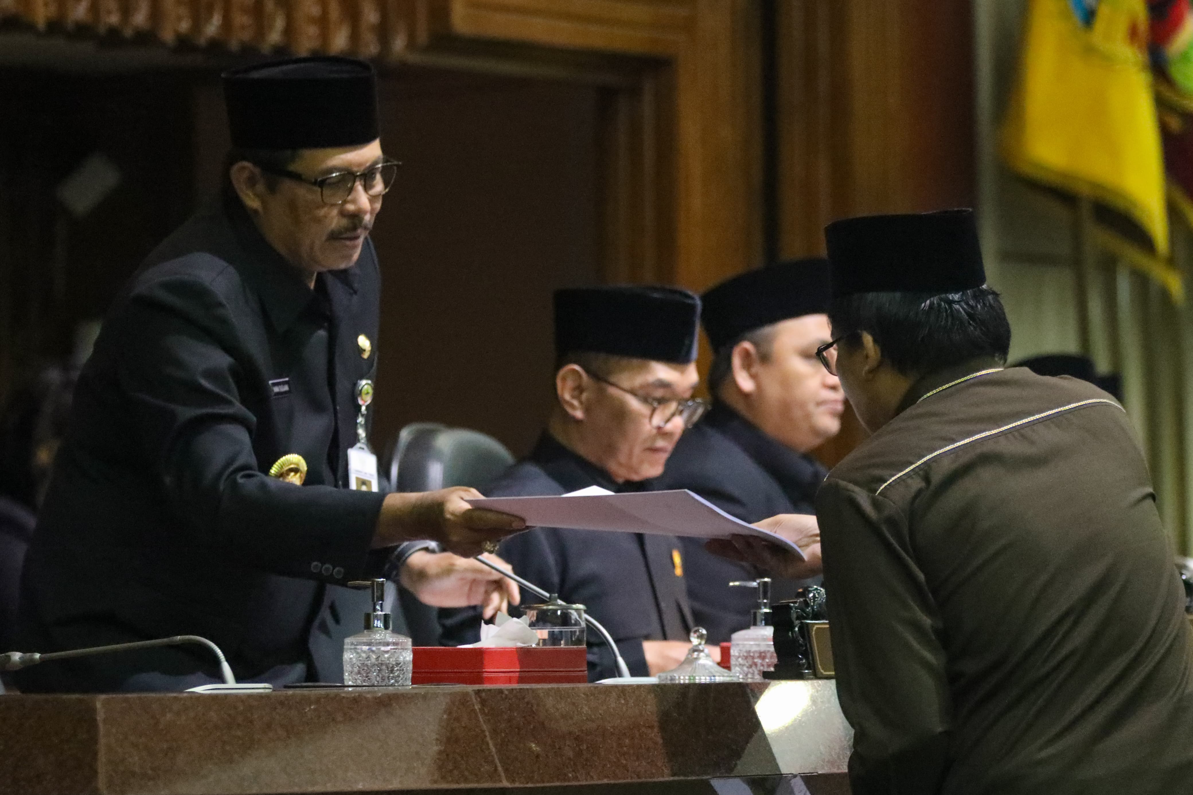 Pj. Gubernur Jawa Tengah, Nana Sudjana dalam rapat paripurna di Gedung DPRD Jawa Tengah pada Jumat, 7 Februari 2025.