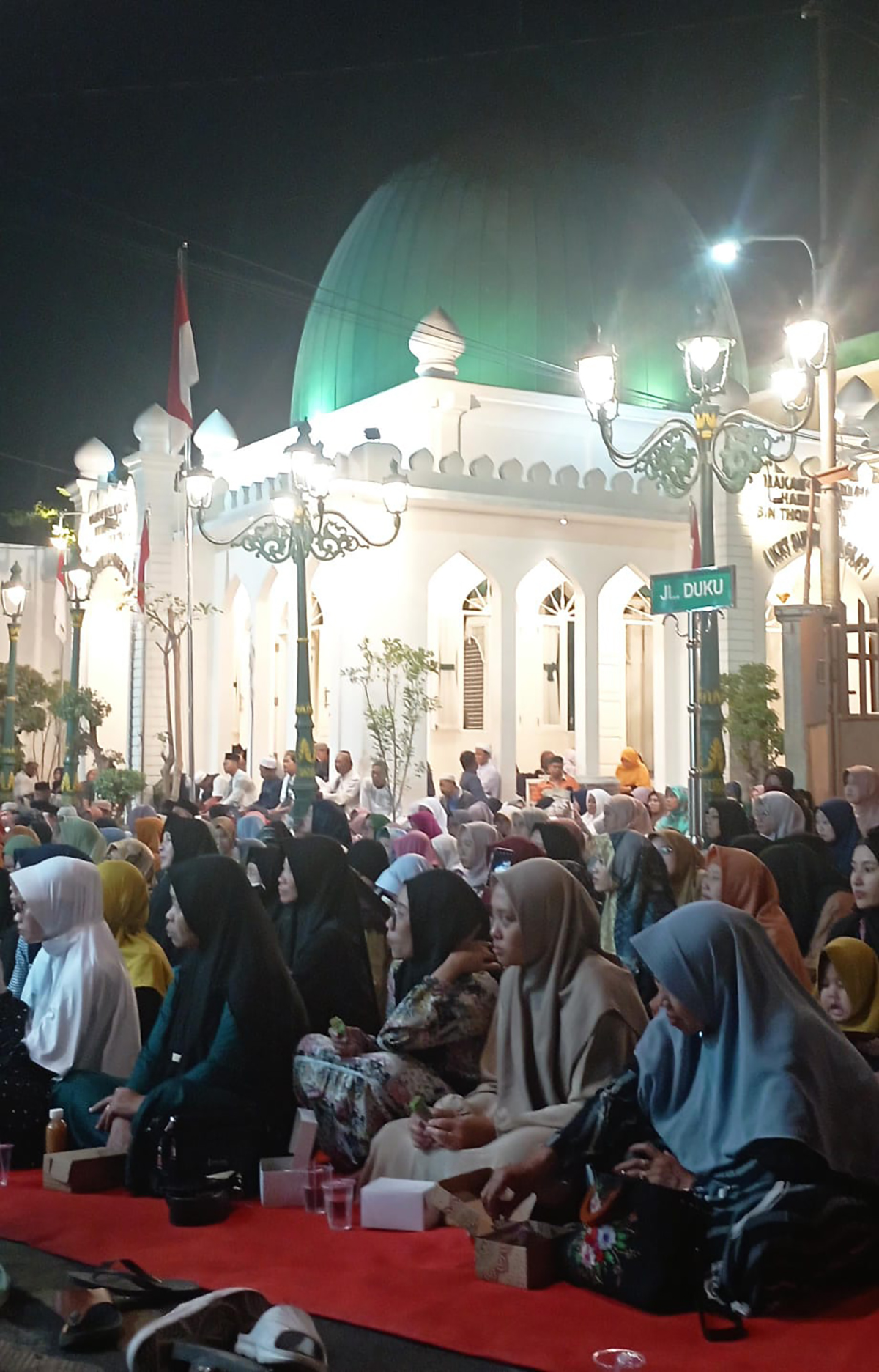 Ribuan Warga Menghadiri Acara  Pengajian Maulid Di Makam Habib Hasan bin Thoha bin Yahya (Syekh Kramat Jati) Semarang