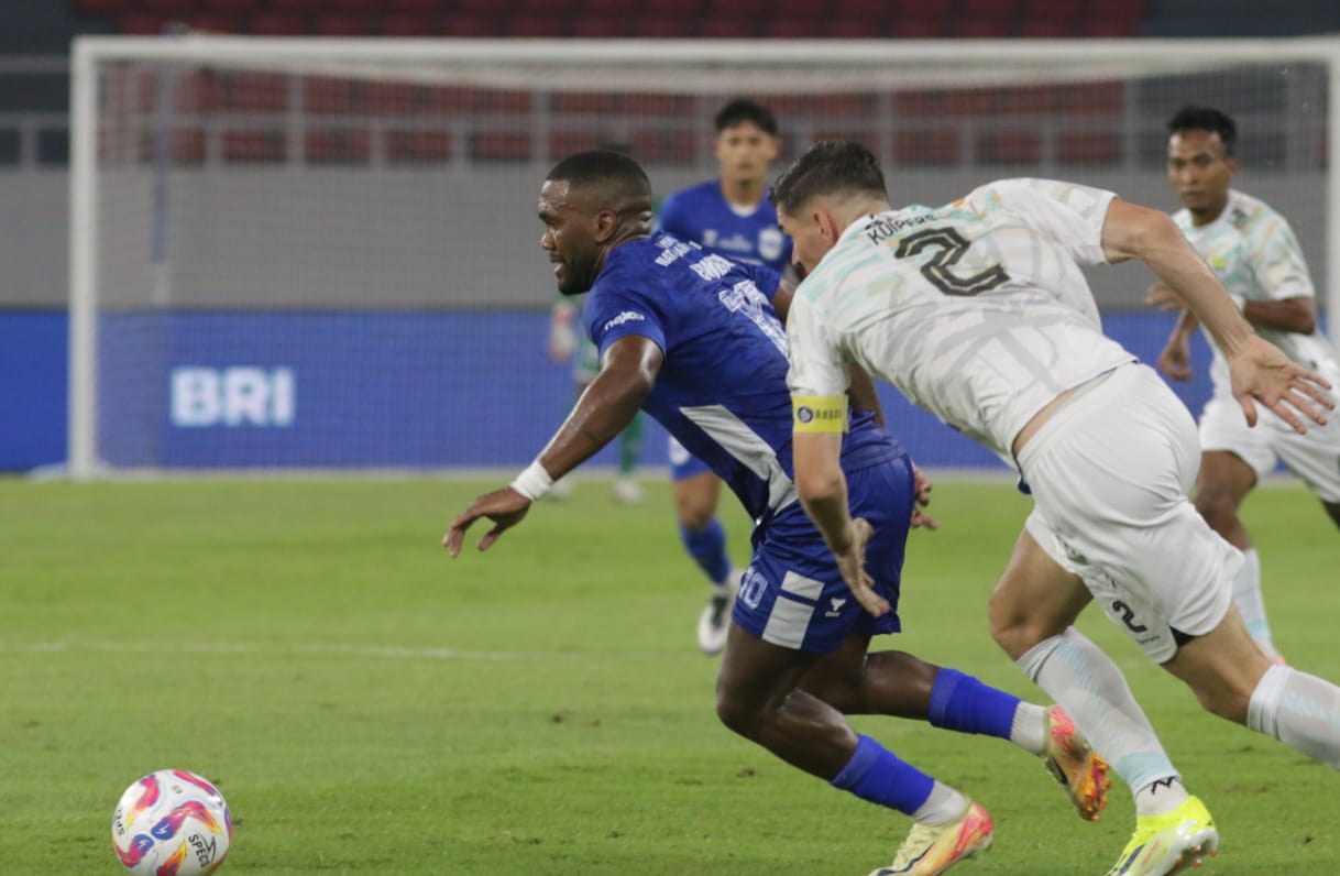 Evandro Brandao mencoba lepas dari pengawalan pemain belakang Persib Bandung. (Nurchamim/Jawa Pos Radar Semarang)
