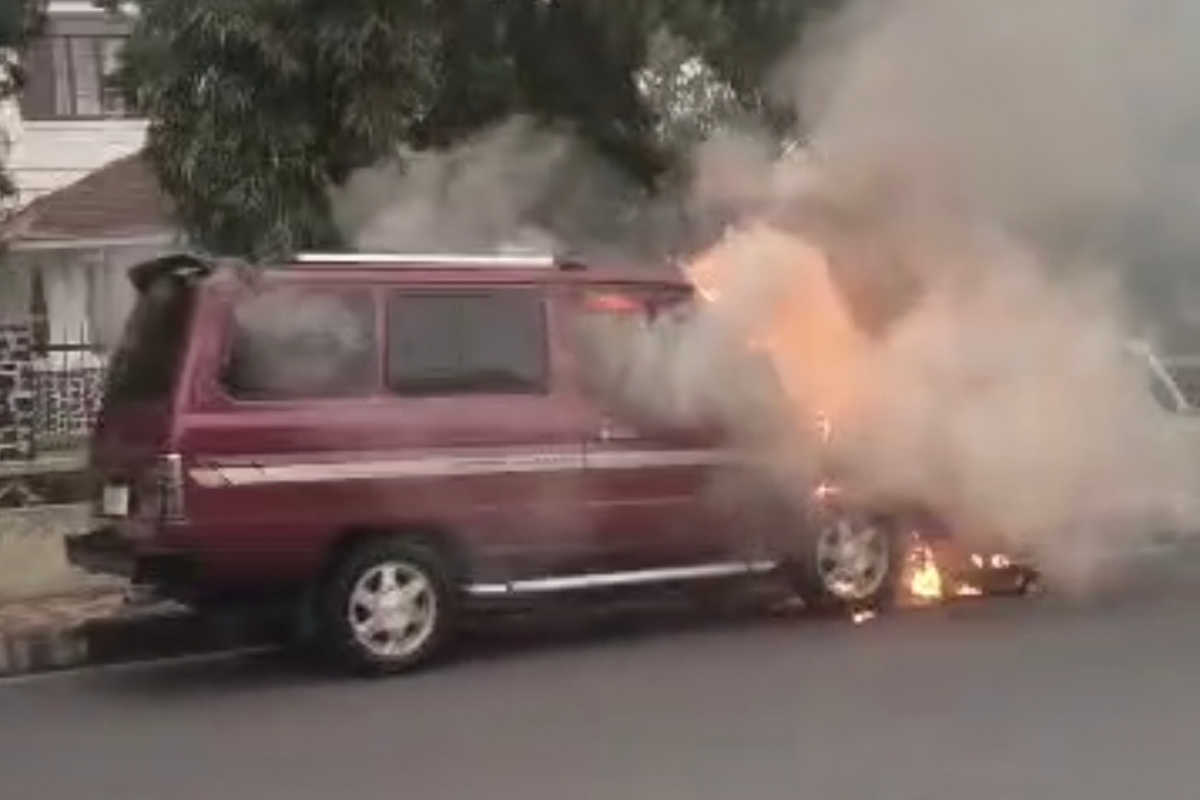 Tangkapan layar mobil Toyota Kijang terbakar di jalan Diponegoro Salatiga.