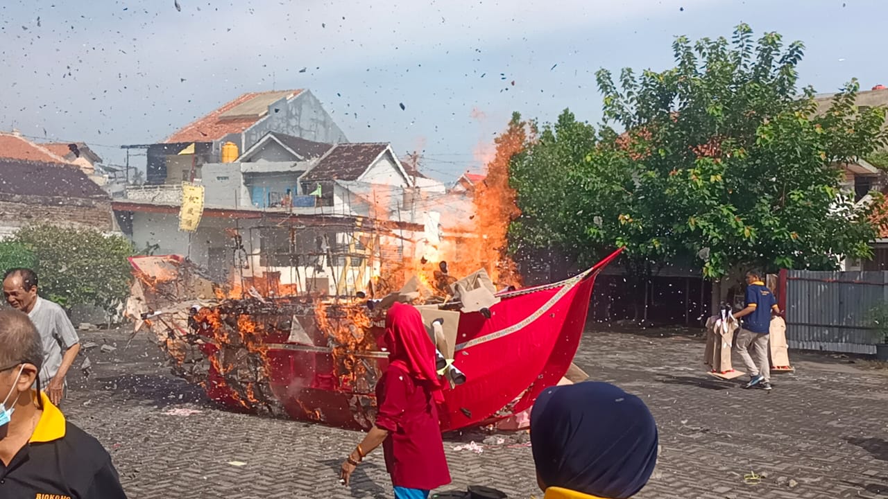 CISUAK-POUN: Prosesi Cisuak-Poun diikuti oleh ratusan umat Tridharma di Kelenteng TTID Grajen, Jalan Grajen Karanglo No 203 Semarang, Minggu (9/2).