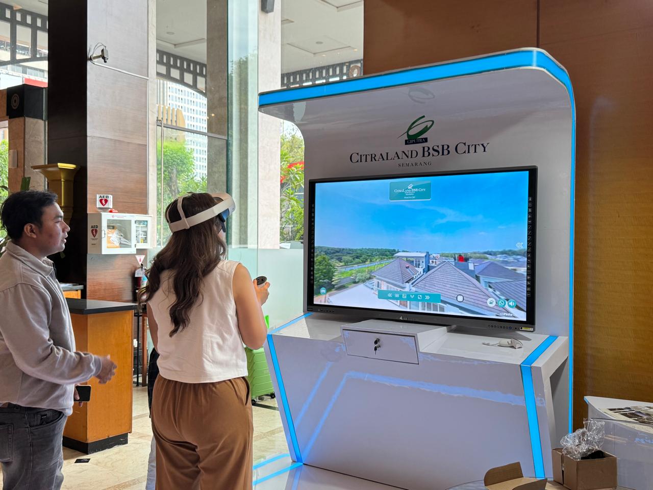 Citraland BSB City Semarang hadirkan VR 360 yang menggambarkan lingkungan hunian secara virtual di Lobby Hotel Ciputra, Jumat (7/2) sore.