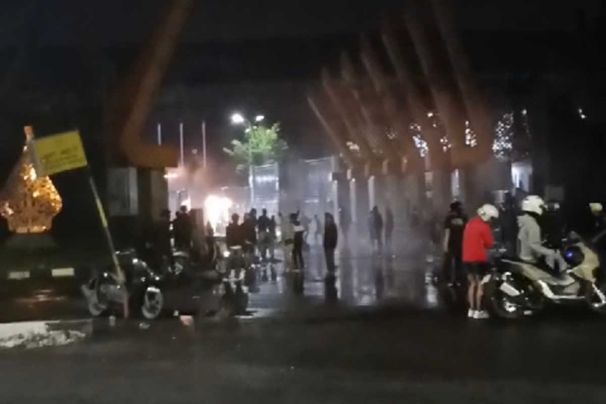 Bentrokan antara suporter PSIS dan Polisi pecah di luar stadion Jatidiri, minggu malam (9/2/25) usai pertandingan PSIS vs Persib yang dimenangi tim tamu 0-1. (Sulistiono)