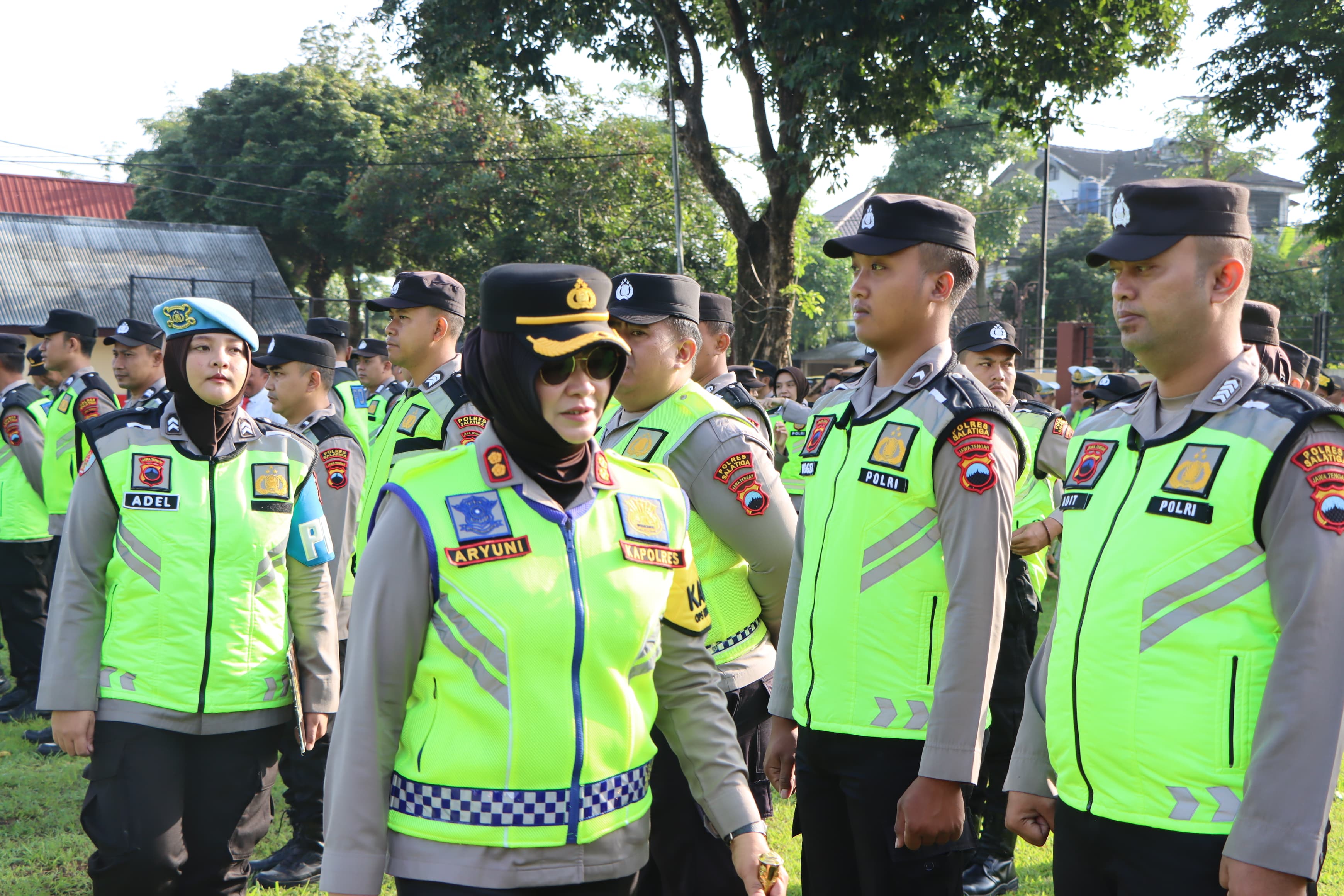 Polres Salatiga melaksanakan Apel Gelar Pasukan yang dipimpin oleh Kapolres Salatiga AKBP Aryuni Novitasari, M.Psi, M.Si, Psi, di Lapangan Bhayangkara Polres Salatiga, Senin (10/02/2025).