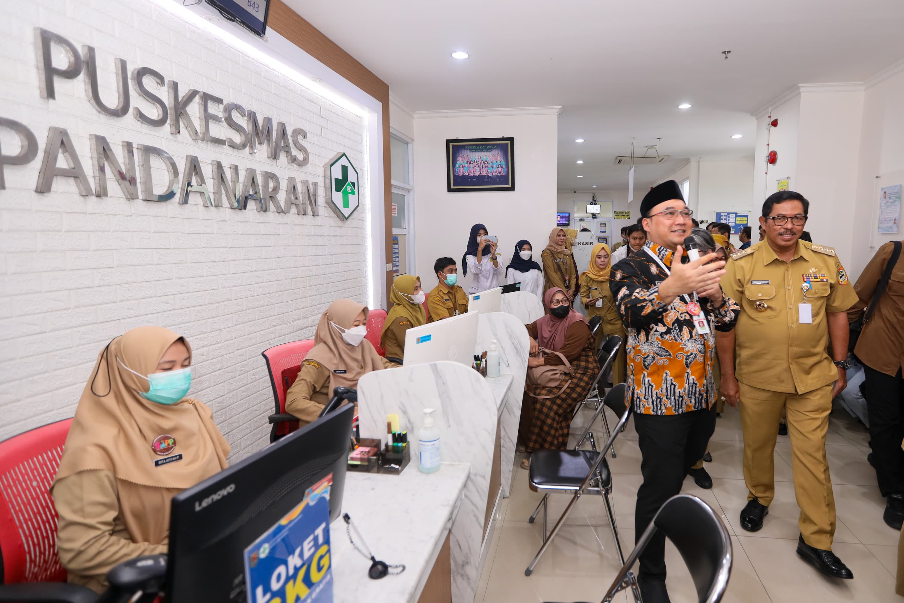 Gubernur Jawa Tengah, Nana Sudjana melakukan tinjauan langsung terhadap layanan tersebut di Puskesmas Pandaran, Kota Semarang pada hari pertama pelaksanaan program cek kesehatan gratis.