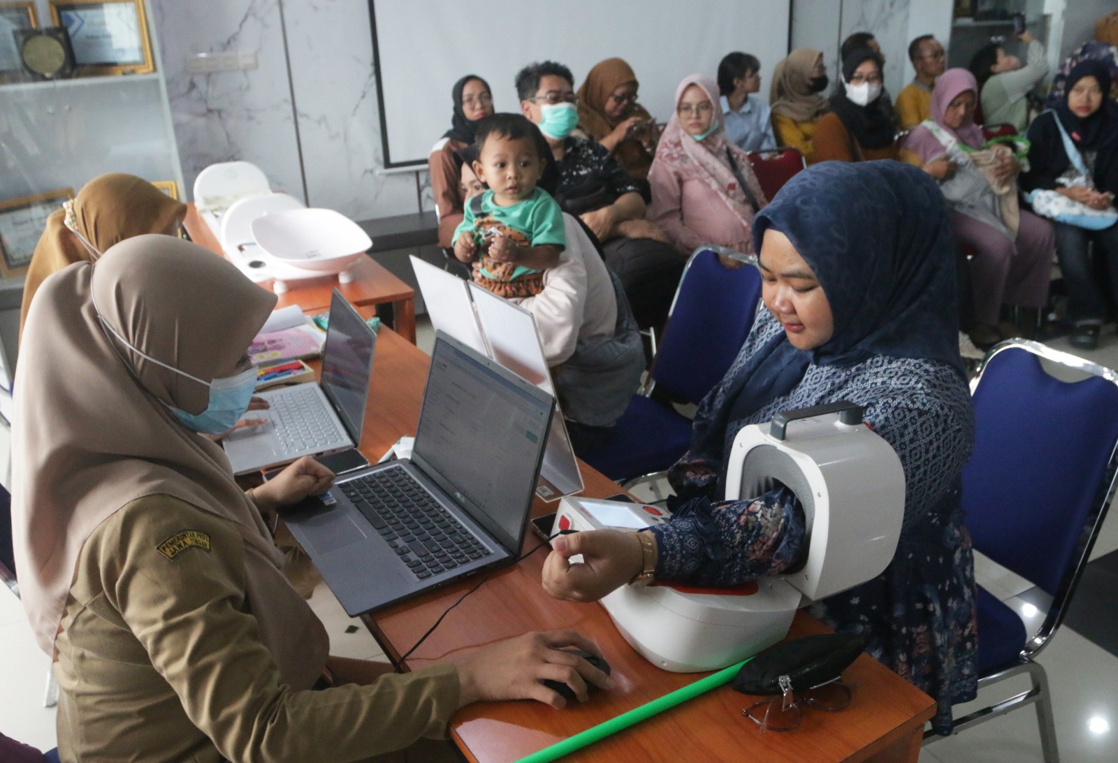 Warga antusias mengikuti program pemeriksaan kesehatan gratis yang dimulai serentak pada Senin (10/2/2025).