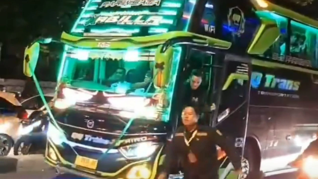 Kru bus saat memberhentikan pengendara motor viral.