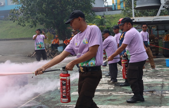 BUDAYAKAN K3 : PLN UPT Semarang menggelar simulasi tanggap darurat dalam memperingati Bulan K3 Nasional 2025.