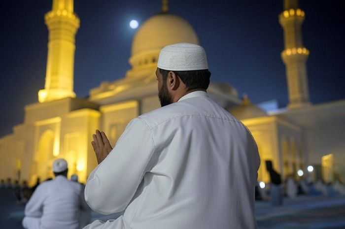 Ilustrasi seorang moslem sedang melakukan doa khusus di malam Nisfu Syaban.