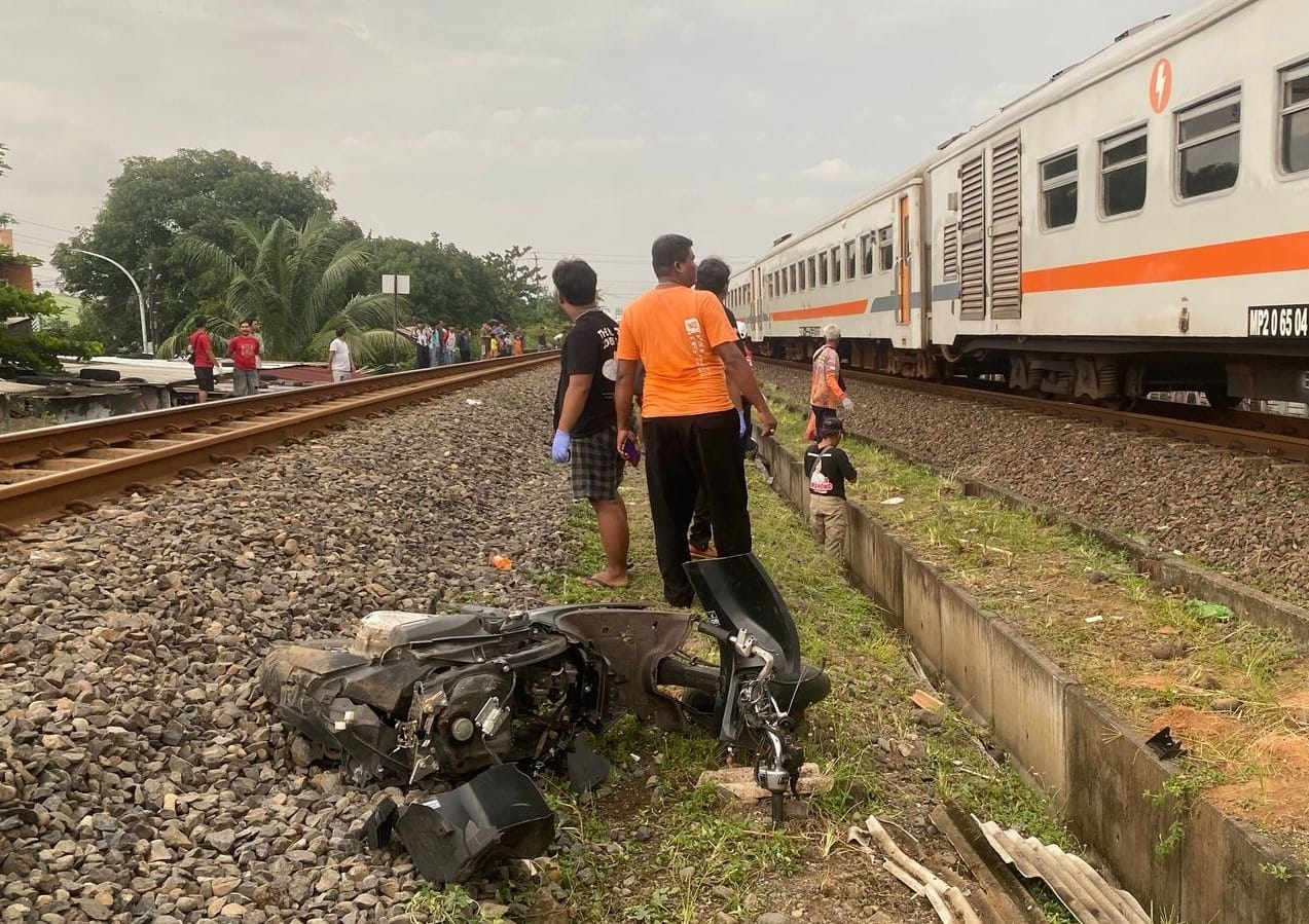 Motor korban ringsek setelah tertabrak kereta.